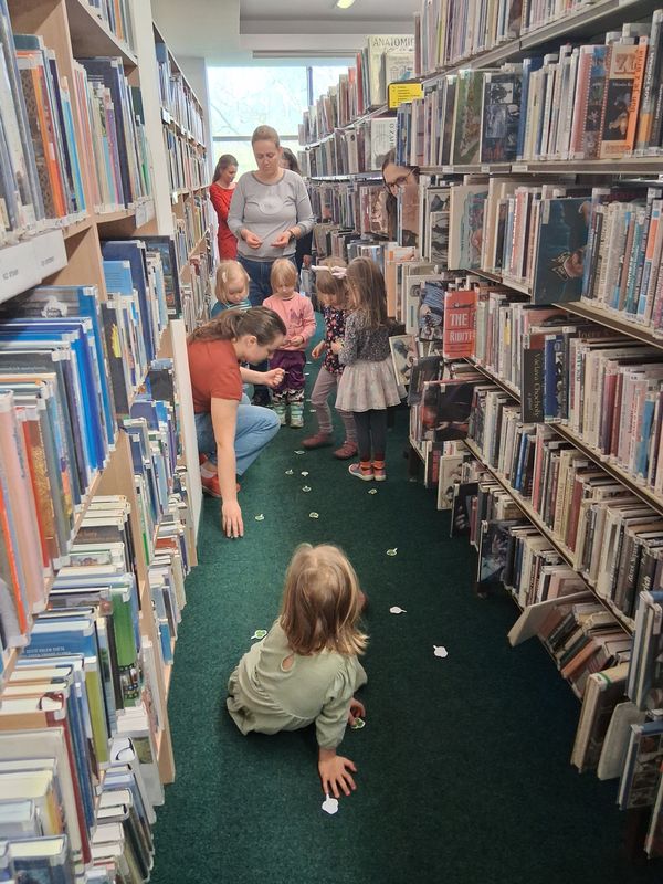 S knížkou do života -Bookstart – Co si brouká louka?